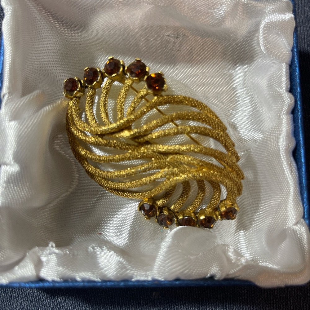 Elegant Vintage Gold and Amber Women's brooch